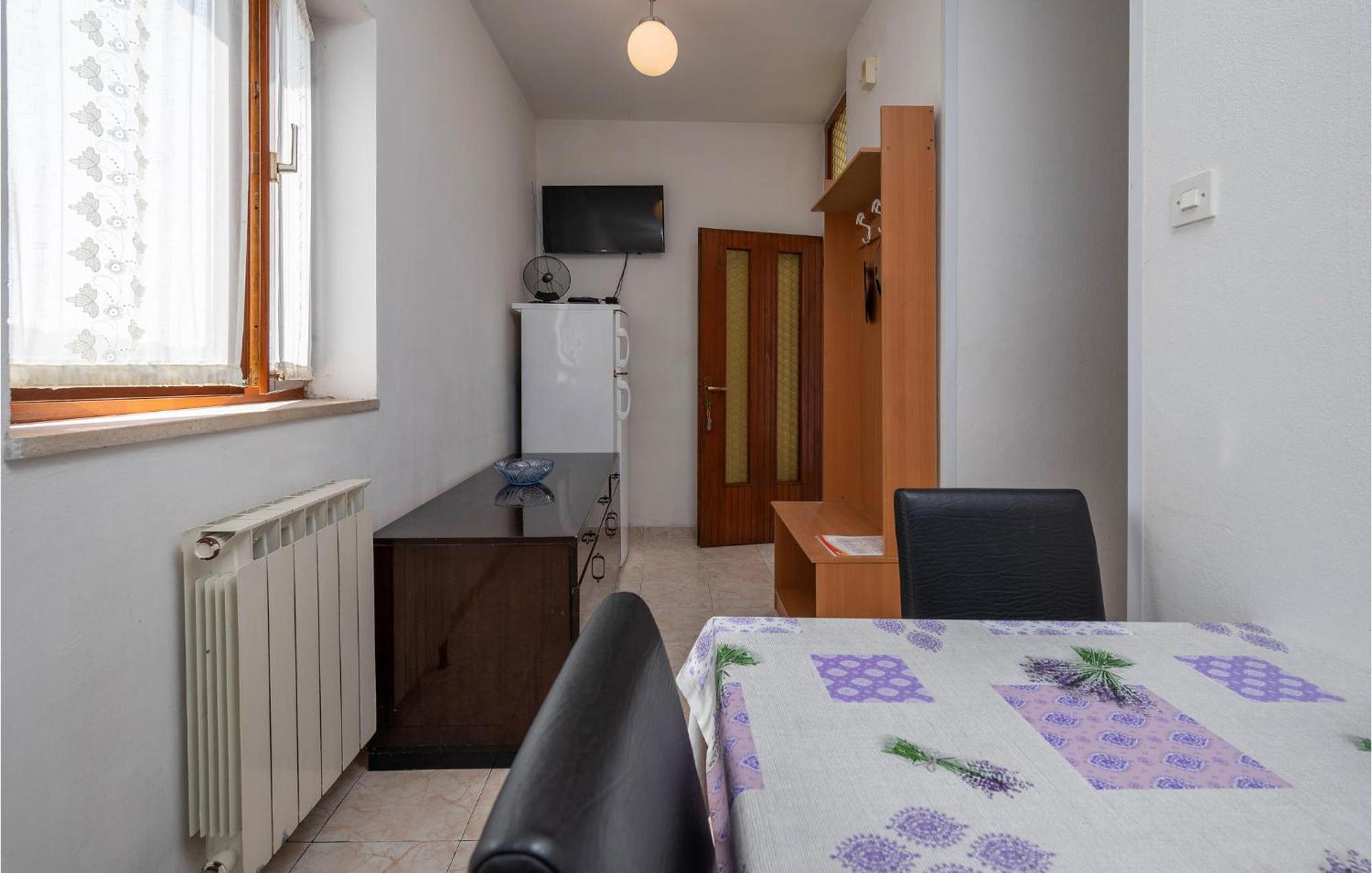1 Bedroom Cozy Apartment In Пула Экстерьер фото
