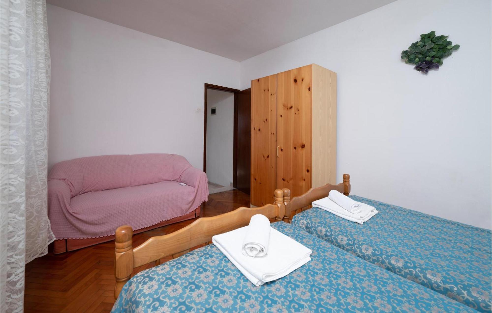1 Bedroom Cozy Apartment In Пула Экстерьер фото