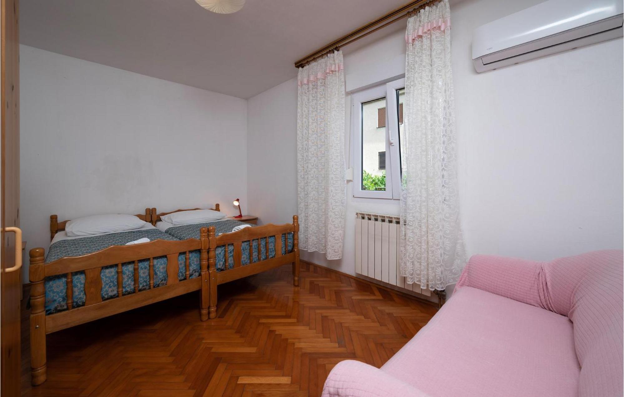 1 Bedroom Cozy Apartment In Пула Экстерьер фото